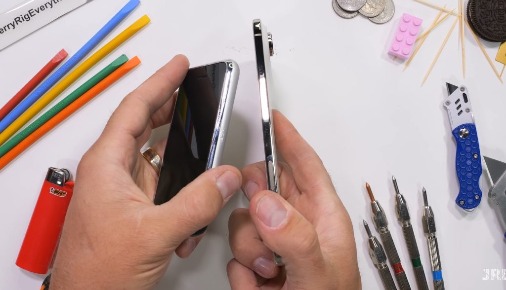 Am văzut în materialele de marketing că iPhone Air rezistă unor teste de îndoire, dar cum stă situația în realitate?