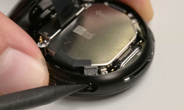 iFixit spune că noul Pixel Watch 4 pare să fie ceasul smart cel mai ușor de reparat.