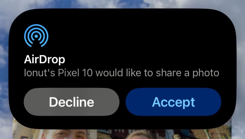 Google a reuşit să găsească o soluţie prin care poate primi şi trimite fişiere prin AirDrop de pe un smartphone Android (doar Pixel 10 acum) către iPhone.