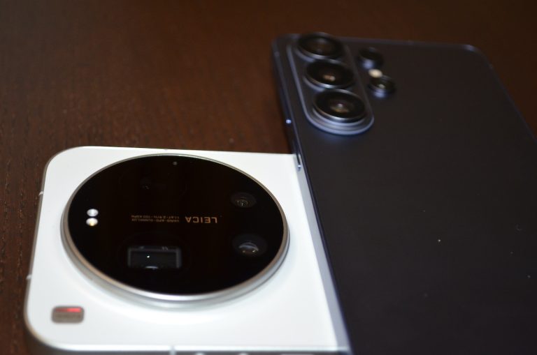 Testez în paralel două flagship-uri Android: Samsung Galaxy S26 Ultra și Xiaomi 17 Ultra și vă arăt specific cum se compară. Azi vorbim despre dimensiune și baterie.