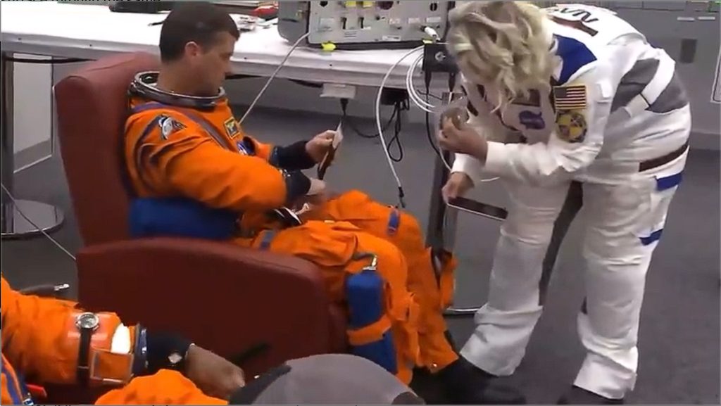 Artemis 2, prima misiune ce va duce (dupa 50+ ani) astronauti spre Luna, ne arata cam cum sta treaba cu tehnologia actuala: iPhone-uri pregatite pentru comunicatie si poze, Outlook cu probleme.