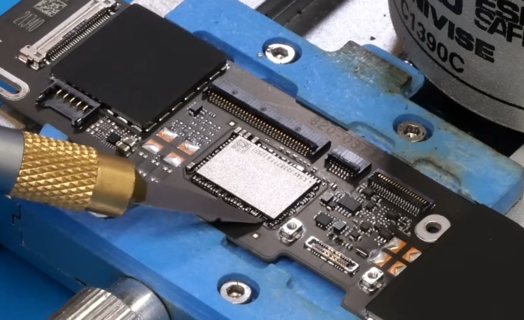 Vă tentează un MacBook Neo cu 1TB pentru stocare în locul celor 2t56GB? Atunci citiți materialul următor ca să vedeți cum se poate face.