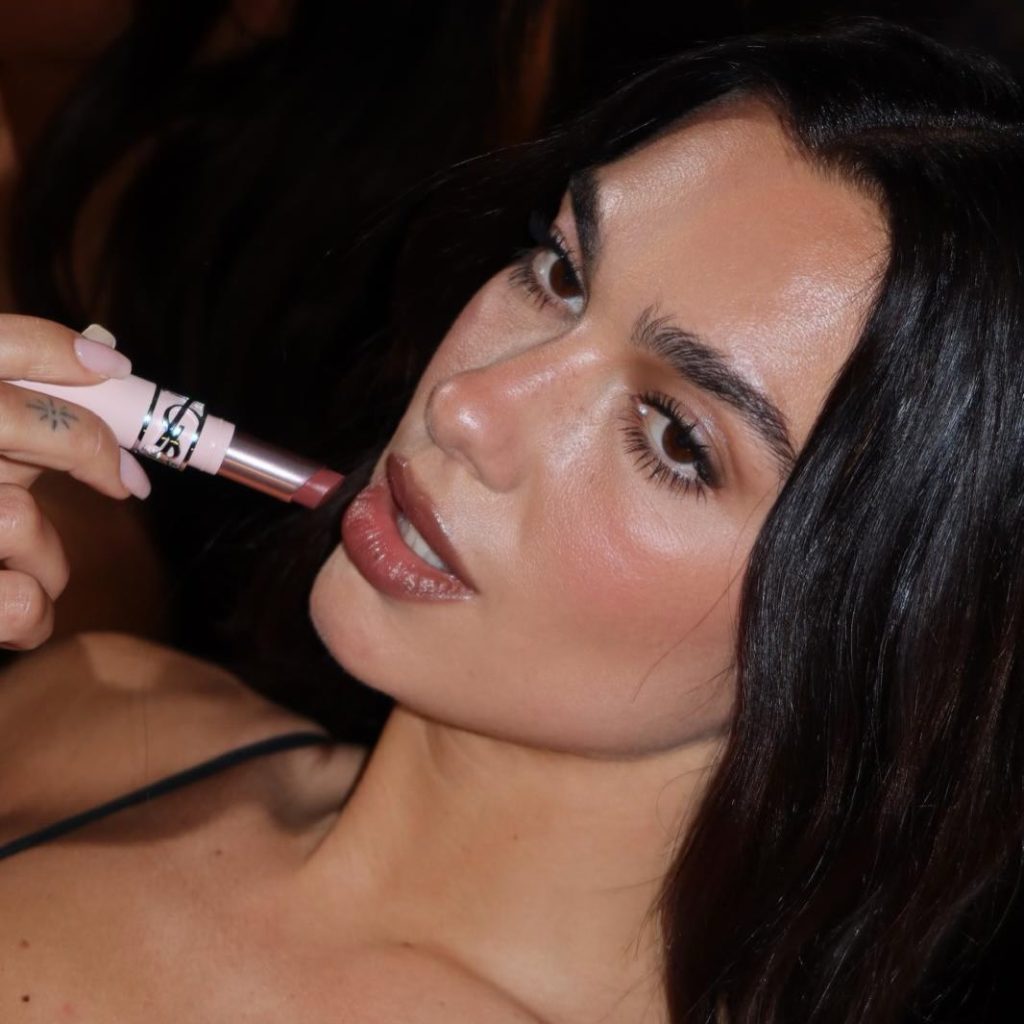E o mișcare de MK foarte deșteaptă sau chiar Samsung a greșit și a folosit neautorizat imaginea Dua Lipa pentru a vinde televizoare?
