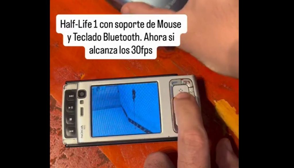 Pentru că entuziaștii fac lucruri doar pentru că pot, acum avem jocul Half-Life portat pe Symbian, la 30 FPS cu suport de mouse și tastatură.