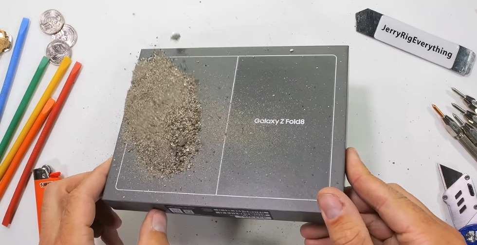 Azi a ieșit materialul video în care Zack (JerryRigEverything) încearcă să distrugă noul Galaxy Z Fold8, pentru a ne arăta cât de durabil este.