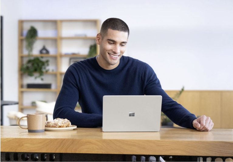 Windows 11 2026 Update, adică versiunea 26H2 pentru Windows 11 e disponibilă pentru instalare dar nu vă așteptați la chestii spectaculoase din prisma utilizatorului obișnuit, că e doar un update minor.