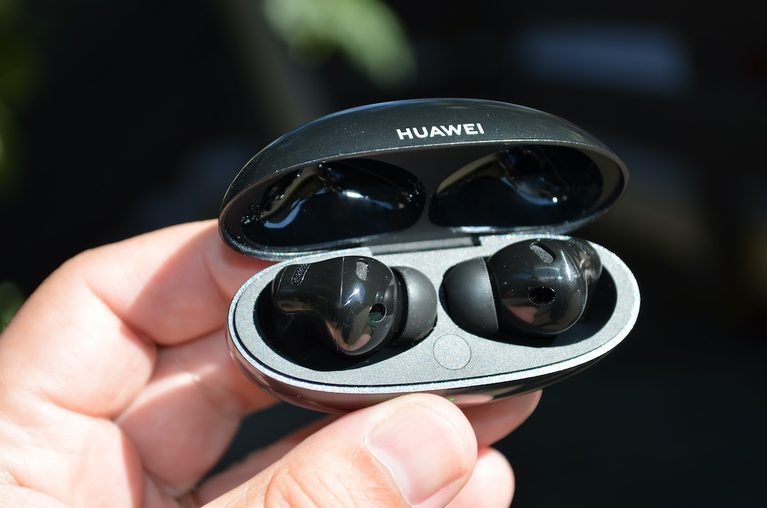 Am testat căștile in-ear Huawei FreeBuds Neo: un set de căști ușor de purtat cu sunet de calitate și ANC foarte bun!