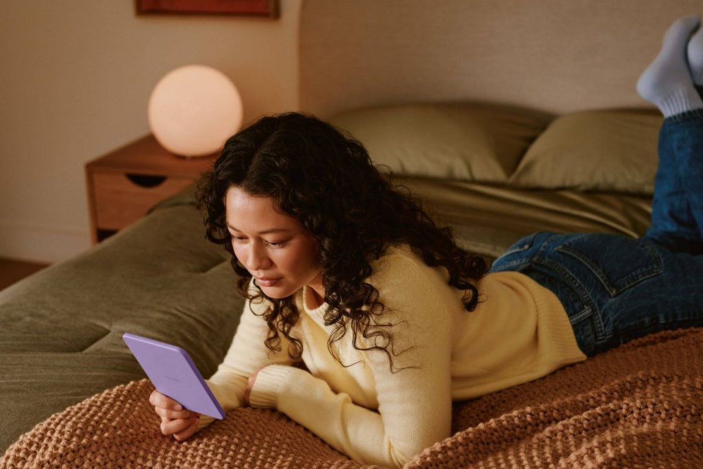 Amazon a lansat o nouă generație de ebook-uri Kindle cu mici schimbări de design și ... telecomandă Kindle Click ca să dai pagina.